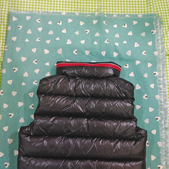 Moncler Padded Logo-Patch Black Down Jacket Gilet - Picture 10 of 10